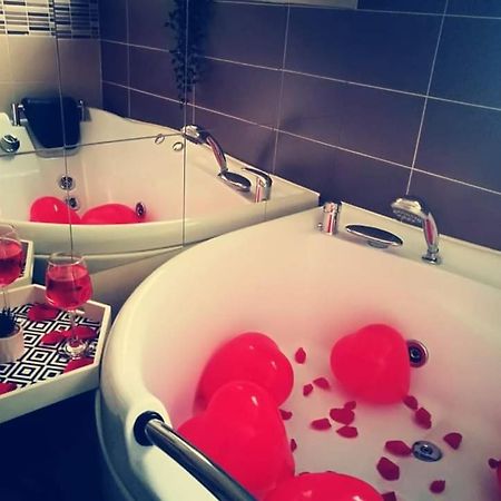 Iasi Jacuzzi Apartment A エクステリア 写真